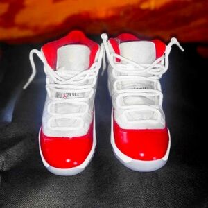Air Jordan 11 preschool Cherry sz 1y